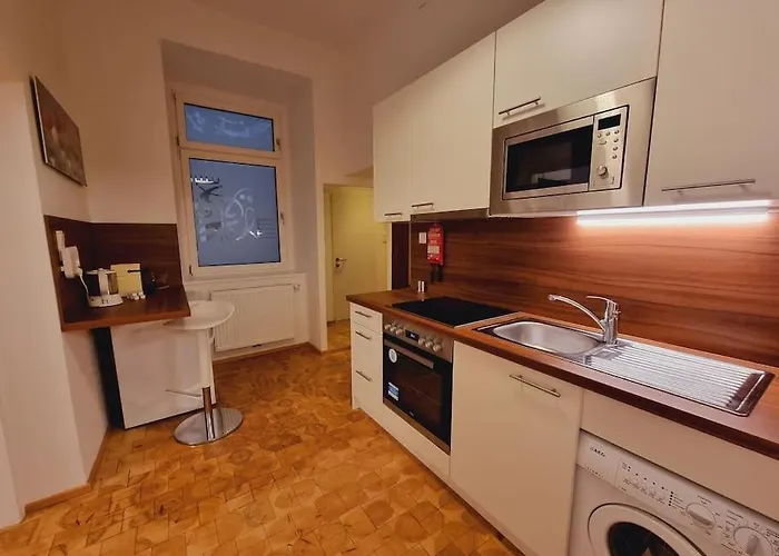 Sissi Royal Suite - Inner City 4 Bedroom Apartment