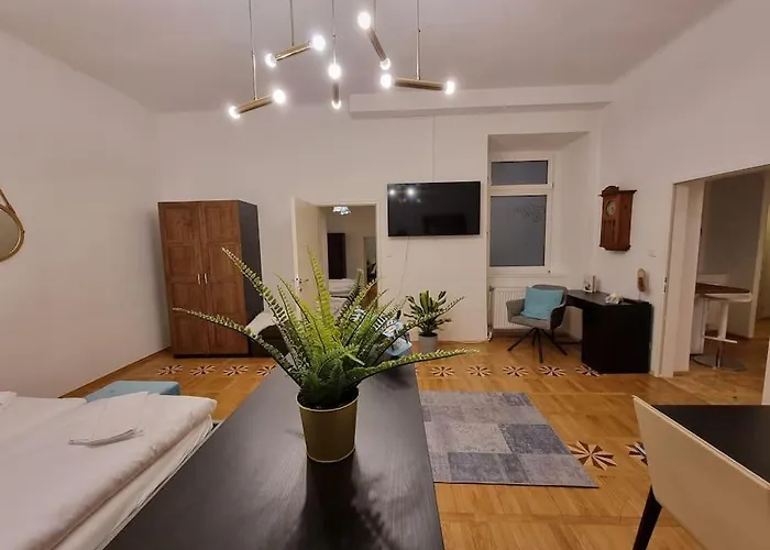 Sissi Royal Suite - Inner City 4 Bedroom Apartment